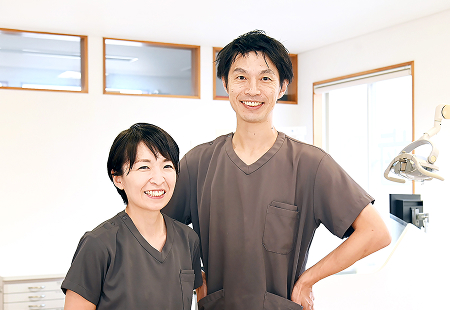 院内で笑顔を見せる院長と副院長